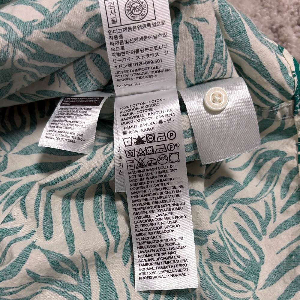 Levi's Green Leaf Pattern Men's Shirt - Picture 5 of 6
